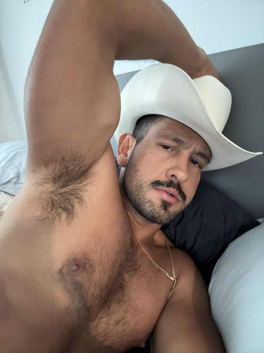¡El viejo del sombreron! 🤠
Para más fotos en INSTAGRAM: 
Elvaquerodelmayo.oficial 🔥✅
