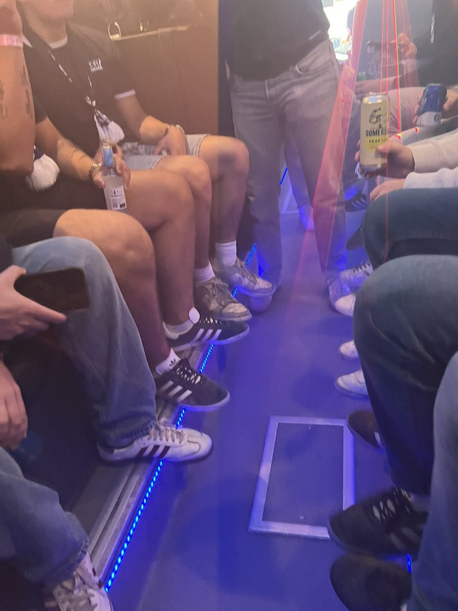 Bryne away i russebuss. Den er god!

La det bli en etterlengtet 3 poenger a, <a href="/godset/">Strømsgodset Fotball</a>!