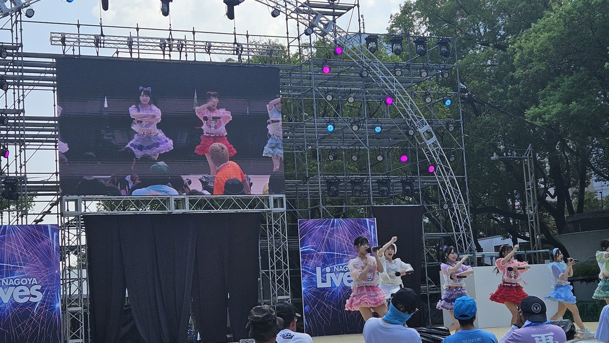 ど祭りのステージだからでかいw