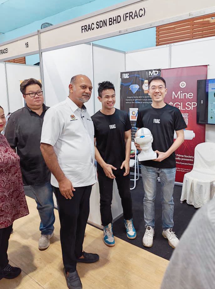 Honored to have Malaysia’s Minister of Digital, YB Gobind Singh Deo, visit the Frac booth again at today’s event. 🙌

We’re proud to be building the future of tokenization — from IP to payments — right here in Malaysia. 🌏✨

#Frac #Web3 #DigitalEconomy #Tokenization #Innovation