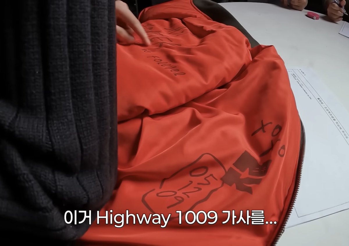 เสื้อ jacket สีน้องนิกิออกแบบน้องใส่ใจทุกรายละเอียดทุกดีเทลเลยจริง ๆ 

- เสื้อ jacket แขนจั๊มหลวมๆ ฟิลโอเวอร์ไซต์สั้นแบบครอป
- ด้านหลังมีรูปน้องเป็นรูปเบื้องหลังตอนถ่าน aotm กับคำว่า made ที่น้องดีไซน์เอง
- ด้านในมีวันเกิด และเนื้อเพลง highway 1009 ท่อนที่น้องเป็นคนแต่ง