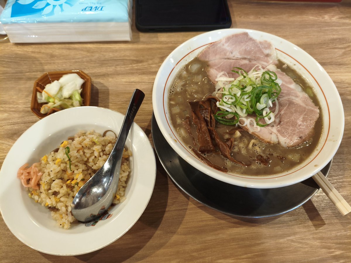 HelpWorld2020's tweet image. 午前サバゲー後の昼メシは、文四郎浪岡店さんで。濃厚煮干しに玉ねぎトッピング、ミニチャーハン。撃ち合い後の煮干しが身に染みる🍜
さて、このあとは野暮用を足すか。
#文四郎 #煮干しラーメン