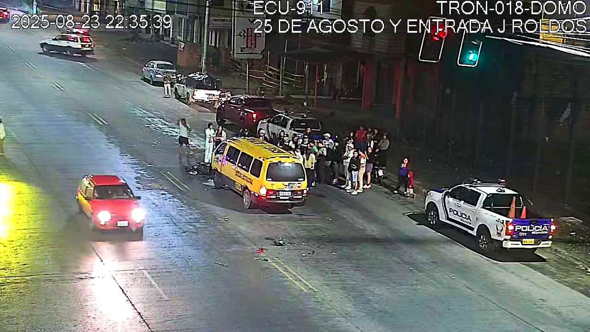 Coordinación Zonal 6 ECU 911 Austro (@ecu911austro) on Twitter photo #Cañar| 🚨Desde la Troncal se registró mediante #VideovigilanciaECU911 un siniestro de tránsito entre una furgoneta y una motocicleta en 📍 la Calle 25 de Agosto y entrada a Jaime Roldos.
🧑🏻✈️🧑🏽🚒El #ECU911 coordinó con personal y recursos de <a href="/PoliciaEcuador/">Policía Ecuador</a> y ambulancia de #Cañar| 🚨Desde la Troncal se registró mediante #VideovigilanciaECU911 un siniestro de tránsito entre una furgoneta y una motocicleta en 📍 la Calle 25 de Agosto y entrada a Jaime Roldos.
🧑🏻✈️🧑🏽🚒El #ECU911 coordinó con personal y recursos de <a href="/PoliciaEcuador/">Policía Ecuador</a> y ambulancia de