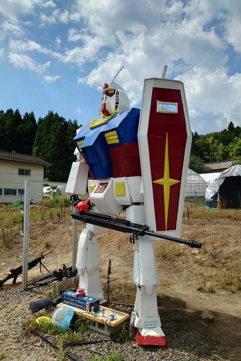 TOM7D's tweet photo. (25/08/24)
映画を見て帰る途中、前から一度行ってみたかった「へたれガンダム」を見に福島市の珍スポットへ寄った。
数年前の新聞で知り、ちょっとした観光名所？で、製作者は他界しており地元の人やファンが武器などを寄贈してるとの事。
駐車場に着いて実物を見た瞬間おもわず笑ってしまった😆 https://t.co/lBuRbTDleO