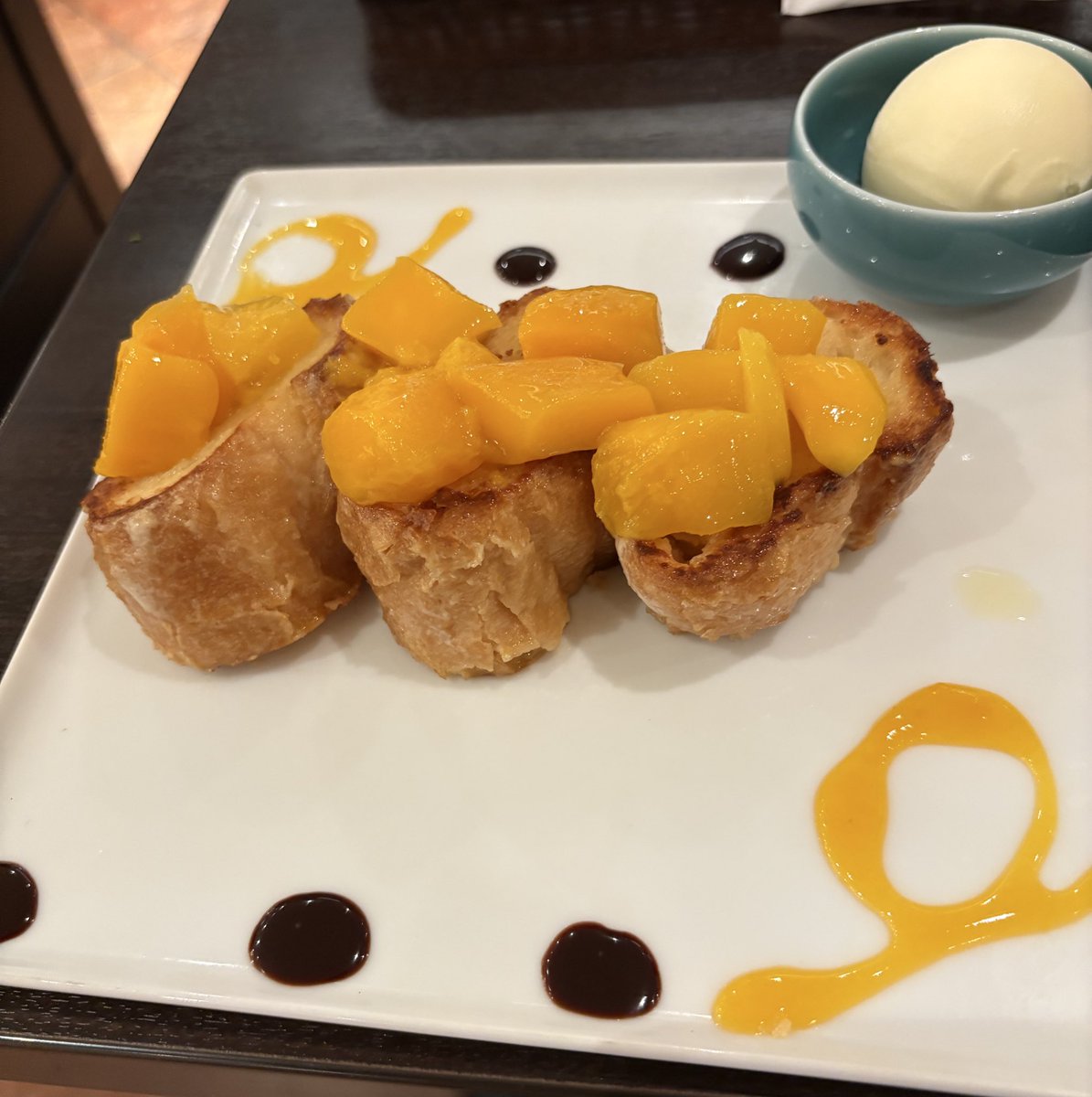 岐阜駅アクティブG内「敷島珈琲店」にてレモンパフェてマンゴーのフレンチトーストを
暑かったのでナポリタンやカレーじゃなくこちらに

駅ノートにもあったフレンチトースト美味い😊
レモンパフェも自分好みで満足🍋