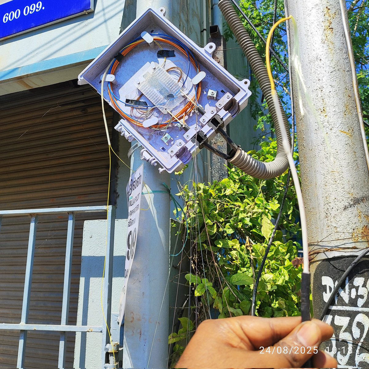 manimaran0115's tweet photo. @Airtel_Presence @airtelindia @airtelnews This is the condition of my Wi-Fi network. The line is completely damaged, along with the box. I took this image outside my street. I’m not sure how many more weeks you will need to get this fixed. https://t.co/aXkBNiYL4K