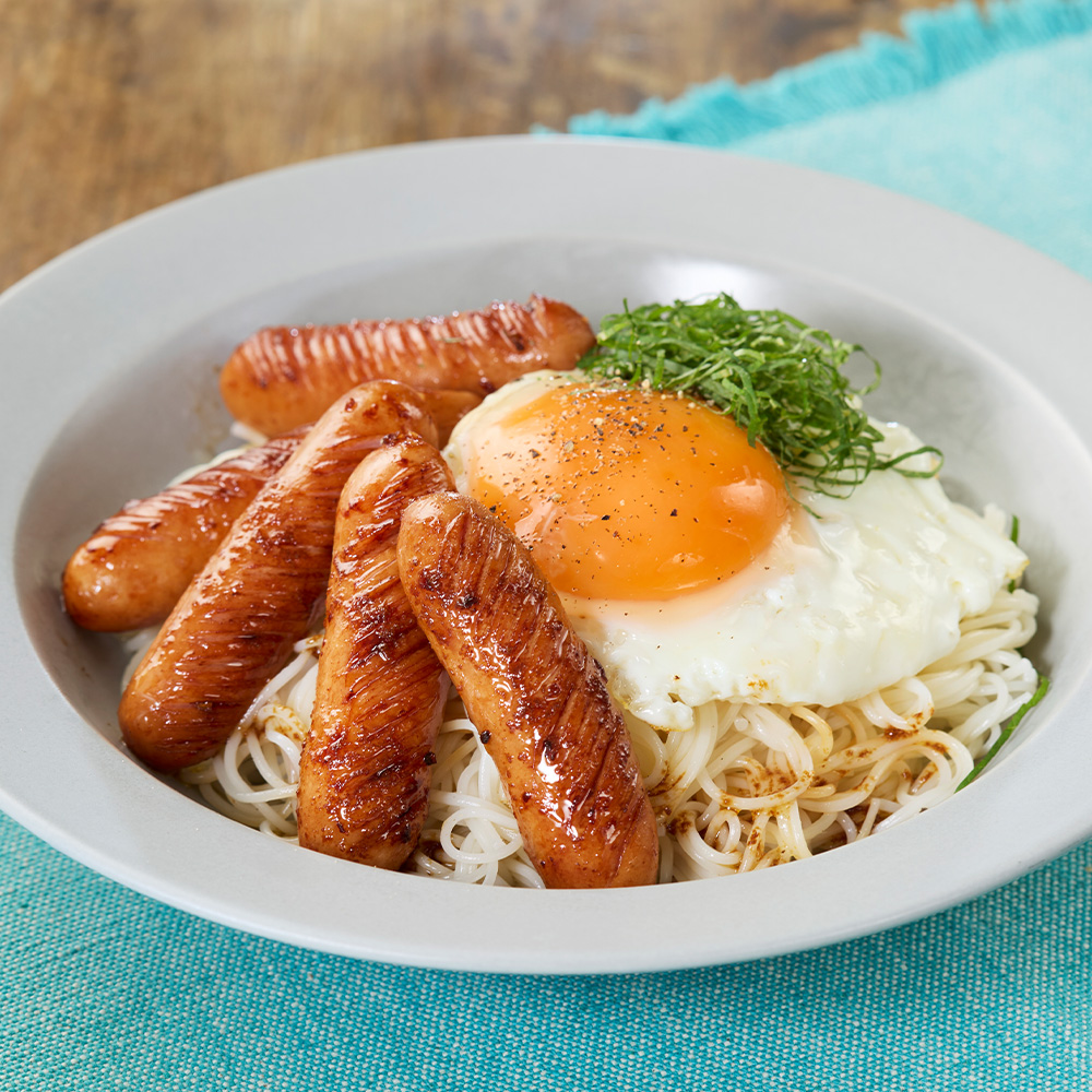 いつものそうめんに飽きたらこれ！ 【半熟目玉焼きアレンジ】 ウインナーに切れ目を入れる。目玉焼きを作って茹でたそうめんの上に乗せる。ウインナーをバター、にんにく、しょうゆ、黒こしょう、タバスコで炒めて盛り付けたら完成！  お好みで大葉やみょうがを乗せても ..., image size:1000x1000