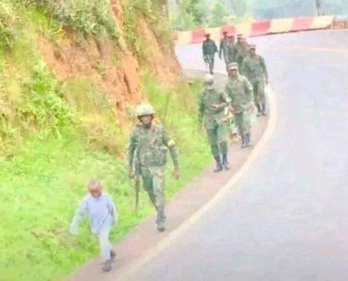 Meanwhile ndatiza vanhu ve Watchtower.

Lil Bro: Handei ndonokutaridzai pamba pedu.Pane vanhu vanotofarira kushumira God sterek.