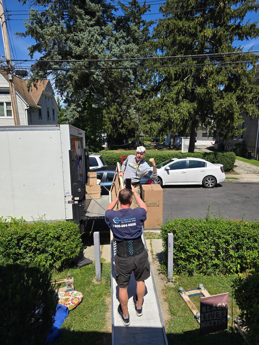 sharpvanlines's tweet photo. From heavy lifting to careful handling, our crew gave it their all each day. A busy week, a lot of miles, and plenty of satisfied clients! 🏡📦

#SharpVanLines #MovingWeek #FurnitureMove #HandledWithCare #TeamworkInAction https://t.co/sFNt8vCgQ9