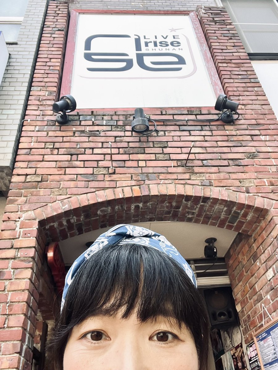 本日はこちら！！
奇才か、ゲテモノか、、
総勢11組🐥
すでにわいわいごりごりしてます。
わたしは18:35〜　歌う！！