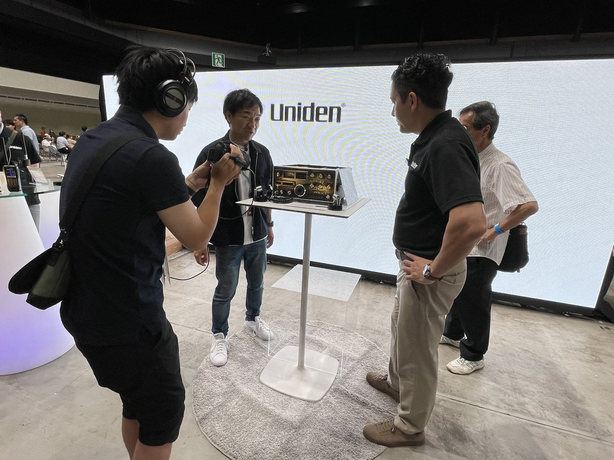 unidenjapan's tweet photo. 先ほどUnidenブースでYouTuberの #ももすけ さんにお越しいただき、撮影が行われていました。弊社のCOOも参加しました!
#ハムフェア #Uniden #ももすけ #Model2020 https://t.co/aQ1DeZ5aIp