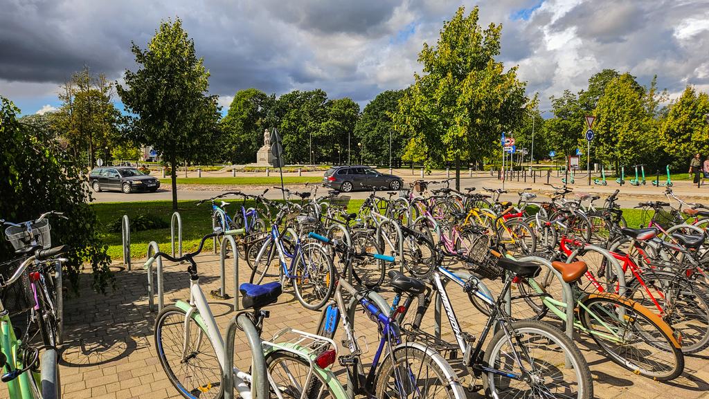 Starp citu, iekrita acīs, ka pie Jelgavas stacijas daudz velosipēdu. Kā man pastāstīja, jelgavnieki, kuri strādā Rīgā, riteņus atstāj stacijā. Atgriežoties minās uz mājām. Pie stacijas veloceliņus gan nemanīju, bet labi redzams, ka braucēji būs un aizvien vairāk.