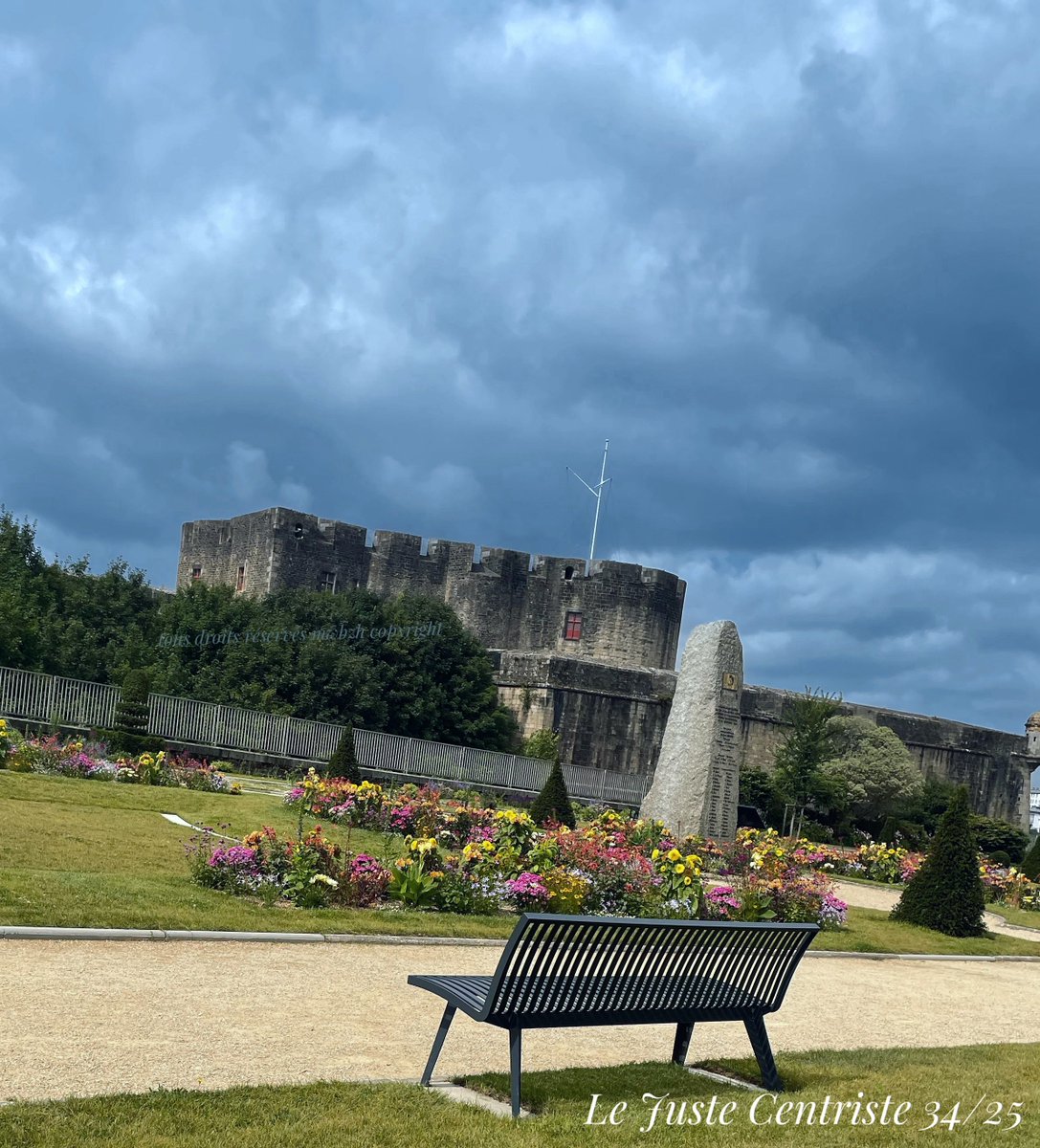 #SundayBench
#BancDominical 34/25
#SonntagsParkBank 
#Bretagne #Brest #Château <a href="/MnMBrest/">Musée Marine, Brest</a> #Musée #Marine 
<a href="/MyFaveBench/">My Favourite Bench</a> <a href="/McDoucere/">Marie-Caroline Douceré</a> 
<a href="/jmlpyt/">jmlpyt photography</a> <a href="/MauriceMartin01/">Maurice Martin ♦️</a> <a href="/Atachene/">Anne Tachene 🐝</a> <a href="/PuthonM/">Michel PUTHON</a> <a href="/so_tourisme/">So_Tourisme 🌐🇨🇵🇪🇺</a> <a href="/philippepoustis/">Philippe Poustis 🇺🇦🇦🇲</a> <a href="/Pauline_Nollet/">Pauline N 🇺🇦🎗🇮🇱</a> <a href="/experienceloire/">Loire Valley</a> <a href="/cocolongan/">cocolongan</a> <a href="/VeroBucaille/">Véronique Bucaille</a> <a href="/OlivierMARX75/">Olivier Marx Opticien</a>