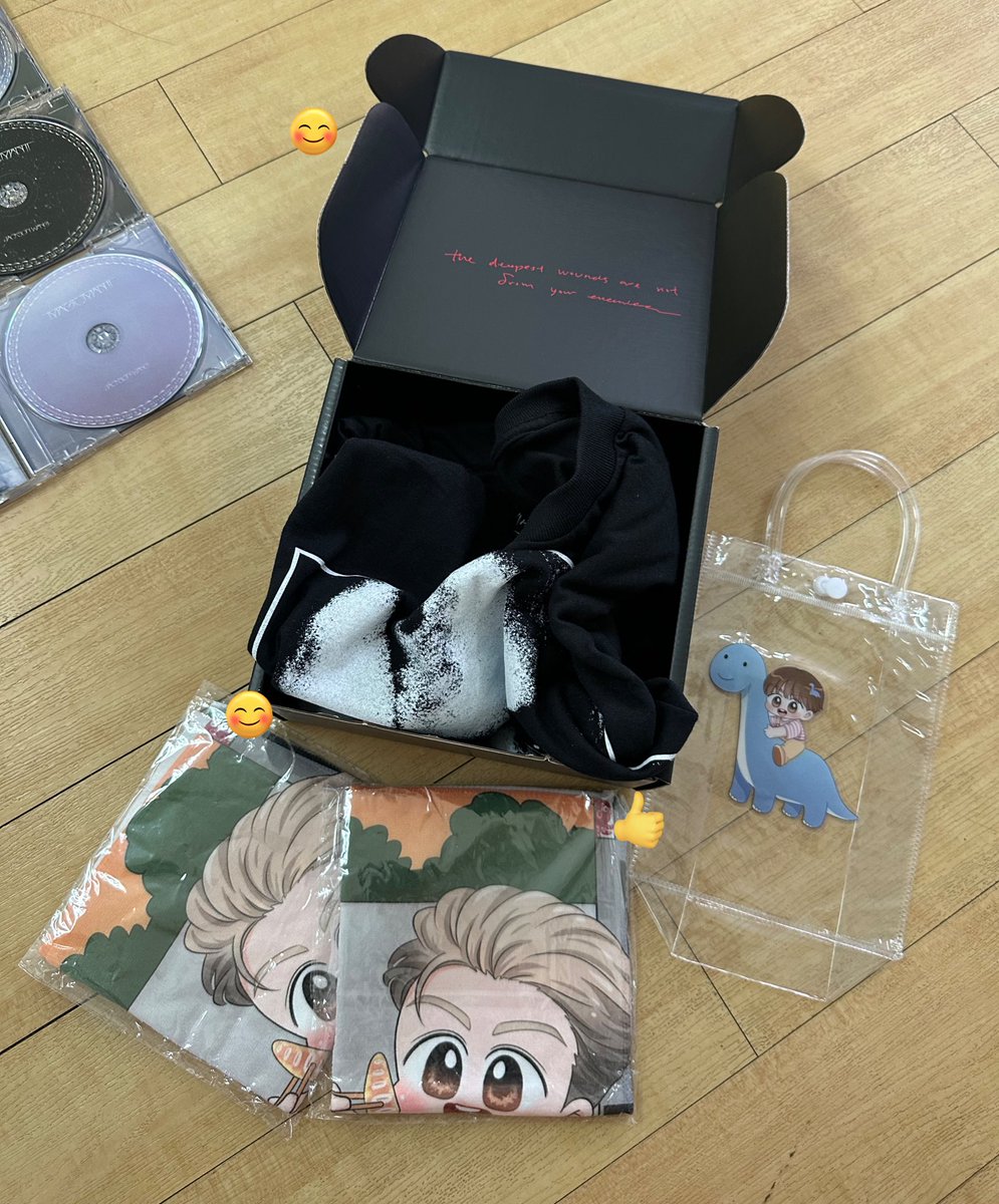 ได้รับ #MAGICMAN2 รอบเมกาเรียบร้อยแล้วนะคะ จริงๆได้รับมาหลายวันแล้ว แต่เพิ่งมีเวลาได้แกะกล่อง ร้านแพ็คมาอย่างดีเลยค่ะ ห่อบับเบิ้ลมาทุกชิ้น ไม่ต้องกลัวของจะเสียหายเลนค่ะ ขอบคุณสำหรับของแถมน่ารักๆด้วยนะคะ 💓💗

#JacksonWang 🤍

#rvforwanwann