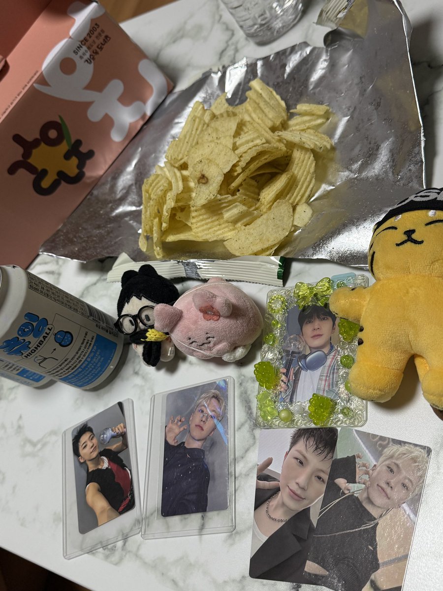 밥은 흡입하느라 못찍었어 담엔꼭찍어..
집와서 뒷풀이 졸잼
난 오늘가는게 토콘 가는거마냥 즐겨버려