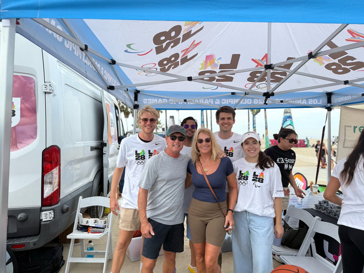 nadiacomaneci10's tweet image. #backtoschool #venicebeach @LA28 booth @bartconner