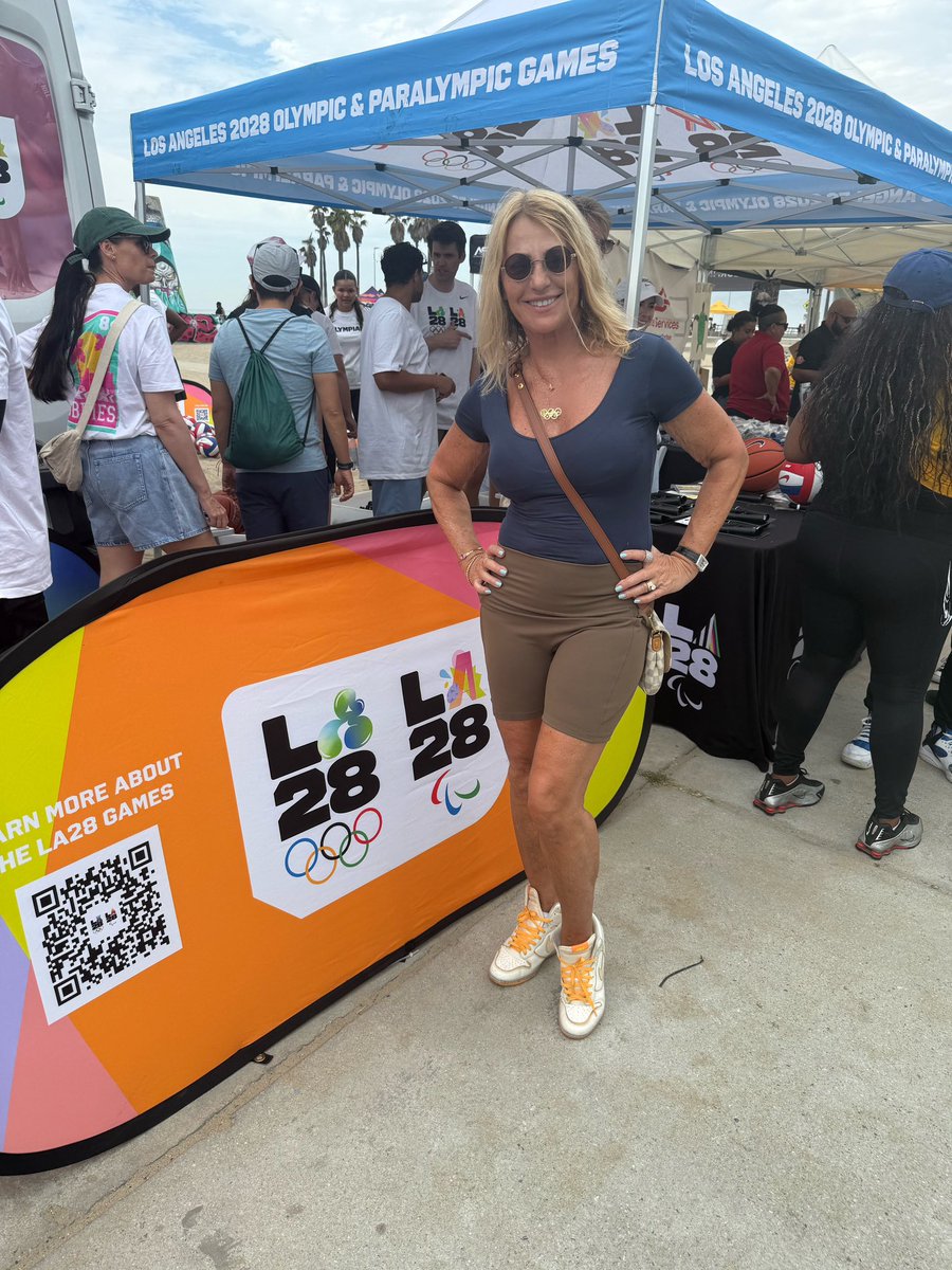 nadiacomaneci10's tweet image. #backtoschool #venicebeach @LA28 booth @bartconner