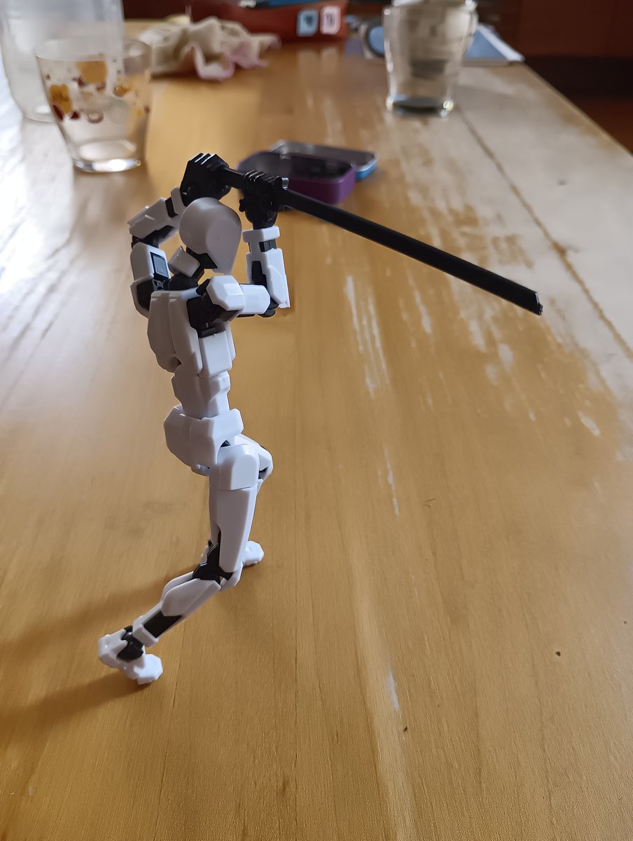 100均フィギュア
斬鉄閃と孤月斬13F
なかなか良いポーズ出来ますね