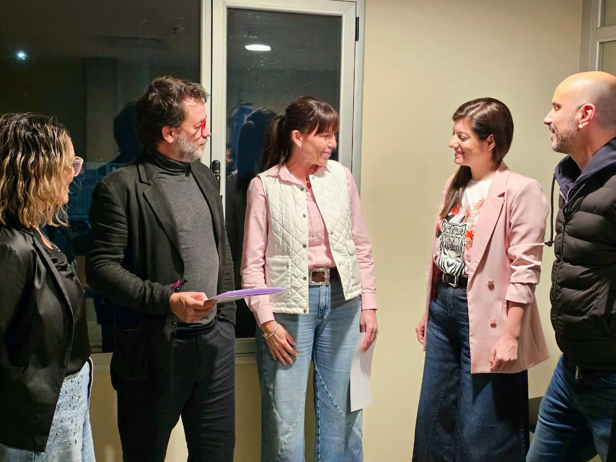 ¡Bienvenido Gastón Pauls a Neuquén!

Un gusto compartir tu experiencia y tu recorrido, que nos inspiran y fortalecen el camino que llevamos adelante junto a las juventudes neuquinas desde el <a href="/GobProvinciaNqn/">Gobierno de la Provincia del Neuquén</a>.

Cerramos esta jornada con la conferencia “Hablemos. Charla de