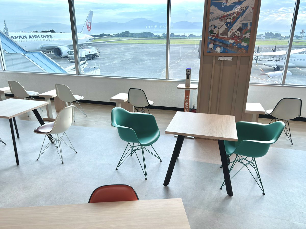 Yanagitarch's tweet photo. 鹿児島空港はイームズチェアの宝庫 https://t.co/lxjYd4yTij