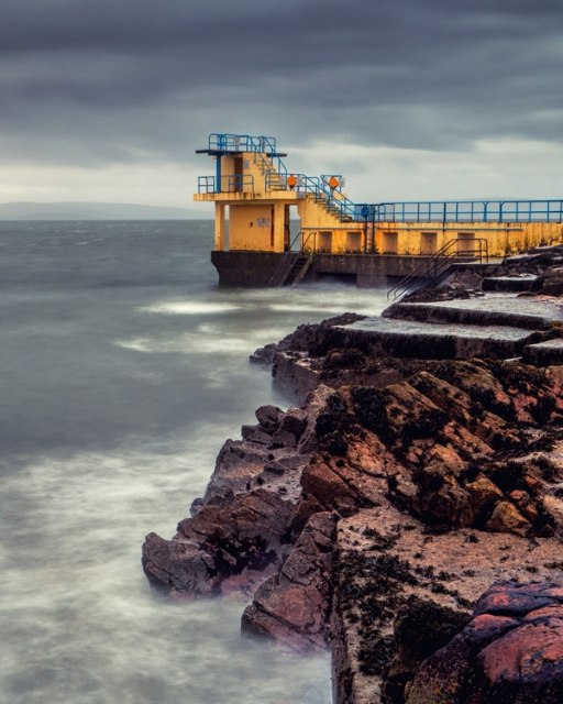Blackrock Diving Board in Salthill is a Galway icon, where brave swimmers take the plunge into the chilly waters of Galway Bay. Whether you're up for a dive or just there to soak in the views, it’s the perfect spot to watch the sunset over the Atlantic.