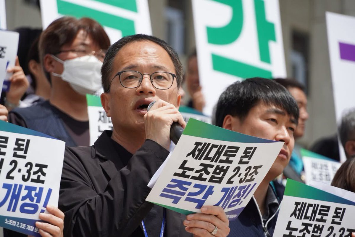 노조법 2·3조 개정안 본회의 통과
70년 전 제정된 낡은 법이 드디어 현실을 따라잡았습니다. ‘노란봉투’에 담긴 희망과 연대의 정신이 법으로 실현됐습니다. 을지로위원장 시절 당시 이재명 대표님과 추진을 위해 애썼던 만큼 더 뜻깊습니다. 이재명 정부와 20년의 기다림에 마침표를 찍겠습니다.