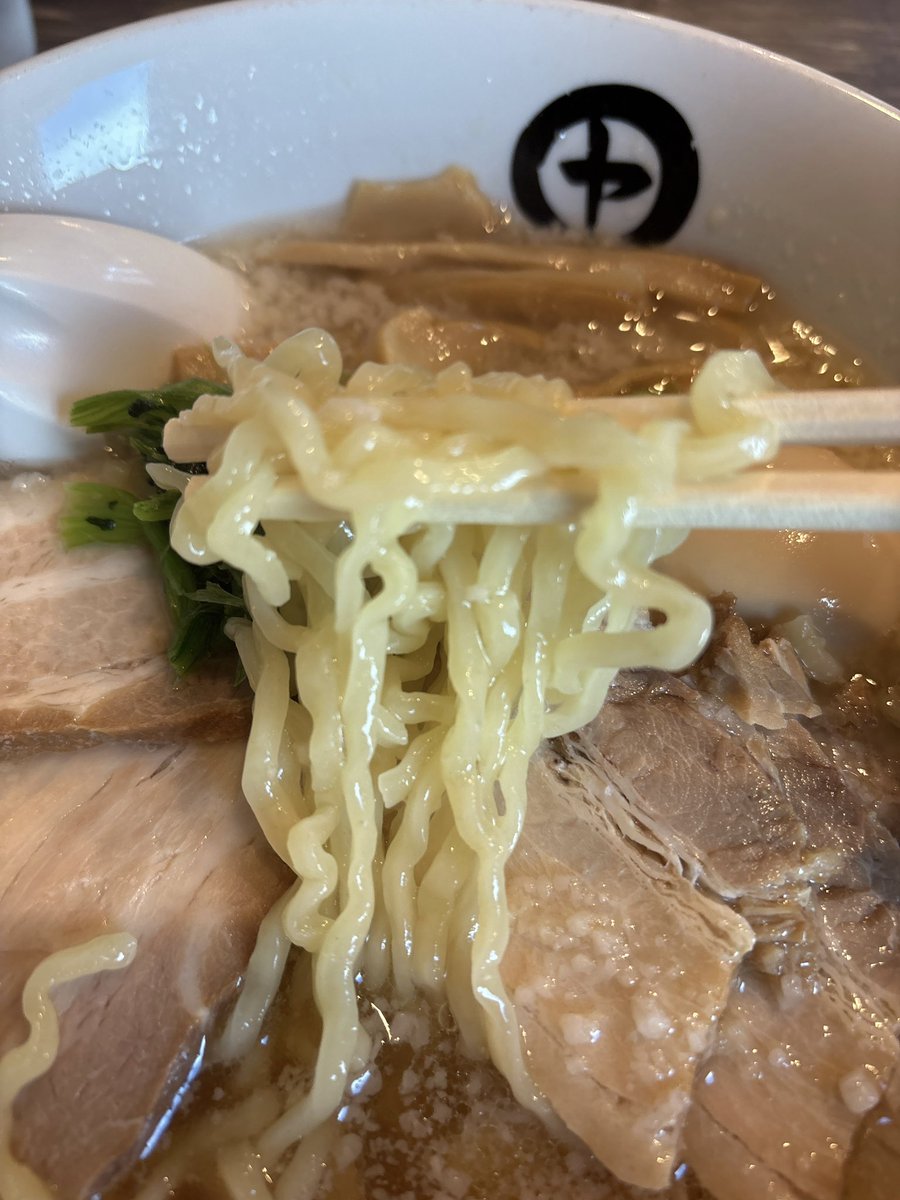 東根市【伊藤商店】白の煮卵中華　TPチャーシュー3枚。
朝から背脂たまんねぇ〜😆
天童の某店は色々落ち着くまでは我慢します😅