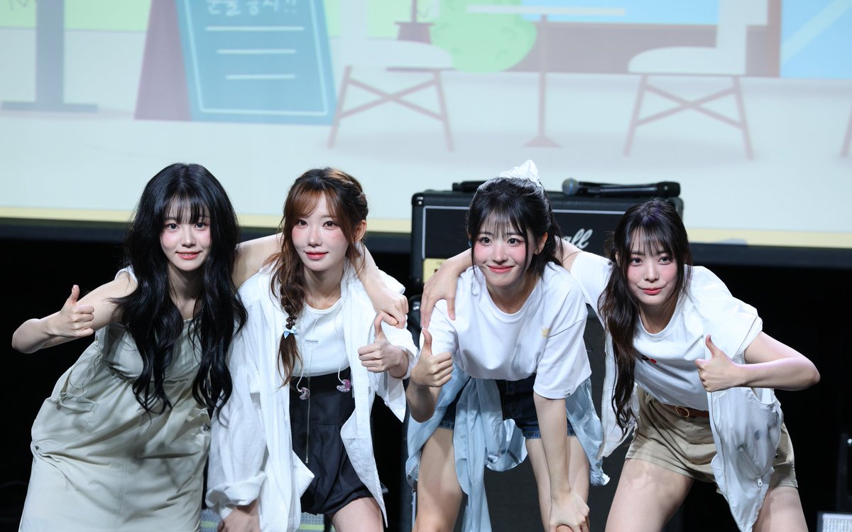 chikineunyeogs1's tweet photo. 20250823 디마뮤 막팬싸
흔한 걸밴드의 포즈💪
#QWER
#쵸단 #chodan
#마젠타 #magenta
#히나 #hapycb
#시연 #siyo_min https://t.co/tQJTtsQlaL