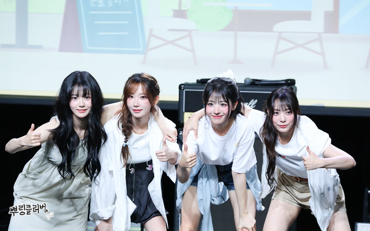 chikineunyeogs1's tweet photo. 20250823 디마뮤 막팬싸
흔한 걸밴드의 포즈💪
#QWER
#쵸단 #chodan
#마젠타 #magenta
#히나 #hapycb
#시연 #siyo_min https://t.co/tQJTtsQlaL