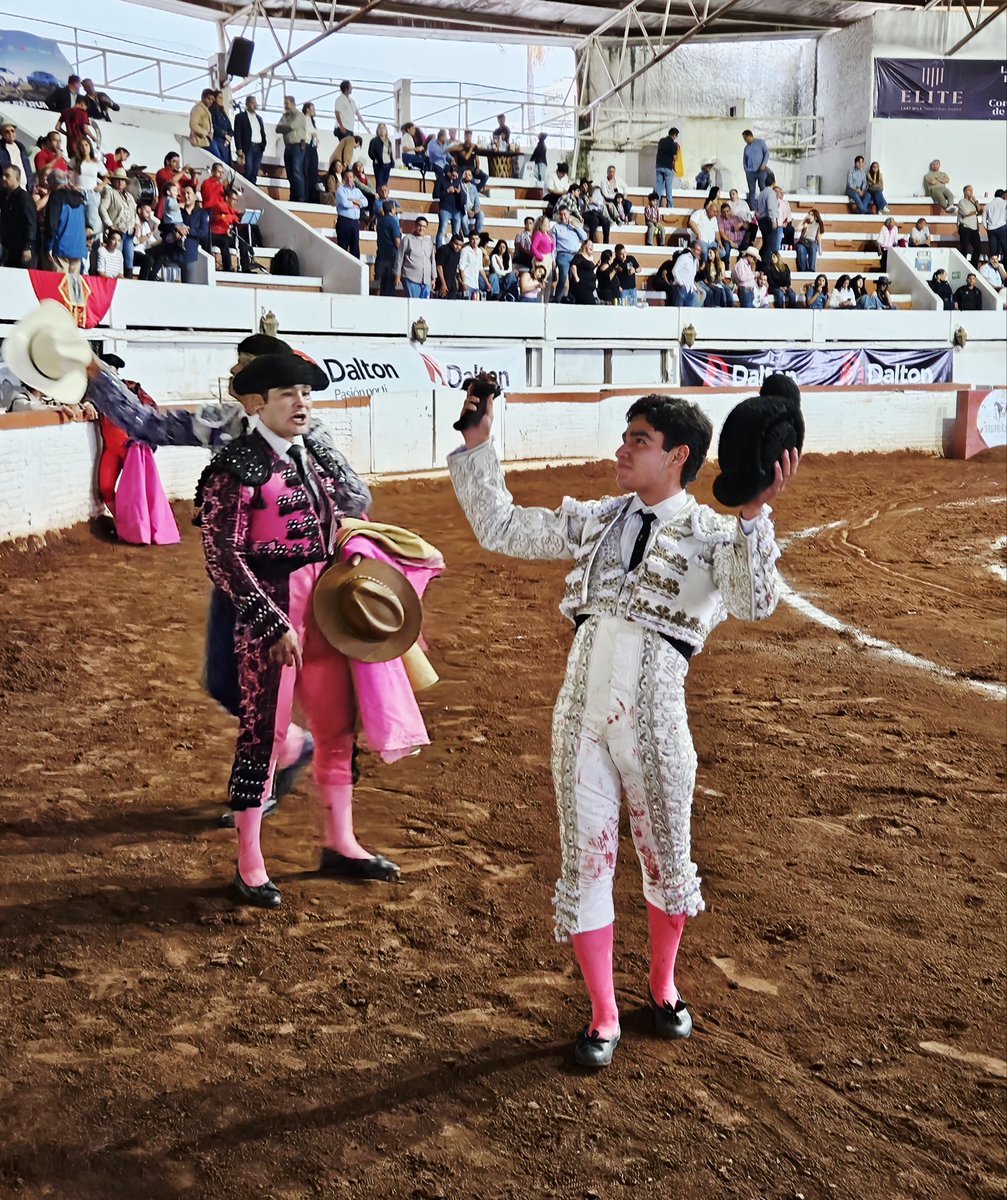 1 oreja con fuerza, ha cortado Cristobal Arenas "El Maletilla" al buen novillo "Apolo" de Pablo Moreno. 
Desde que se abrio de capa, conecto con el respetable y le corearon con fuerza los muletazos largos y sentidos.
¡ Gracias a Dios ! 
#EscuelaTaurinaJorgeGutierrez
