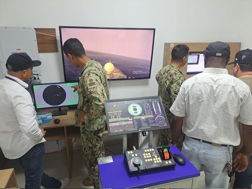 armada_ecuador's tweet photo. #Salinas | La Armada del Ecuador, a través del Instituto Superior Tecnológico CETNAV, llevó a cabo el Curso de “Navegación Segura y Técnicas de Pilotaje” dirigida a 16 tripulantes de cubierta de la empresa NIRSA S.A.
La instrucción se realizó en los modernos simuladores de navegación, donde nuestros docentes e instructores recrearon escenarios reales de maniobra y seguridad marítima, reforzando normas de prevención y procedimientos técnicos que garantizan faenas pesqueras más seguras y eficientes.
Con estas acciones fortalecemos la preparación de la gente de mar y reafirmamos nuestro compromiso por el fomento de los intereses marítimos y la seguridad en los mares del Ecuador. 

#SiempreArumbo
#ArmadaEcuatoriana
#YoSoyNaval
#UnSoloEcuador