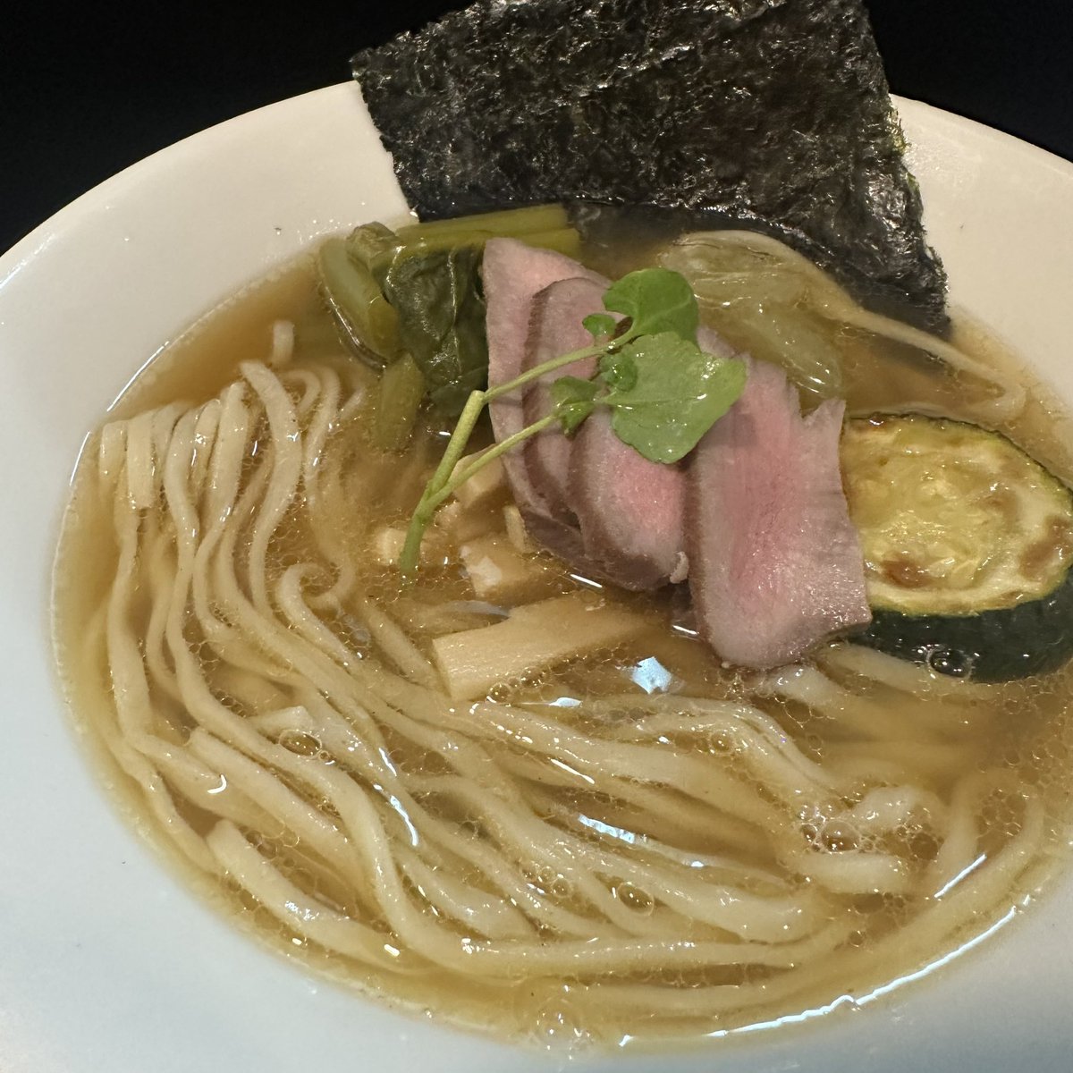 らぁ麺 飛鶏@春日井（8/16）

冷やしそば

チュルツルモッチとコシの強い抜群な平打ち麺は啜り心地＆喉越し最高🍜
スープの持ち上げに小麦の風味も良い🌾
 
煮干しの旨味にビター感心地良い冷んやりスープがめちゃ旨🐟
油脂感と中盤に感じたほんのりトマトの甘酸が良き🍅

最高に美味しかった🥹