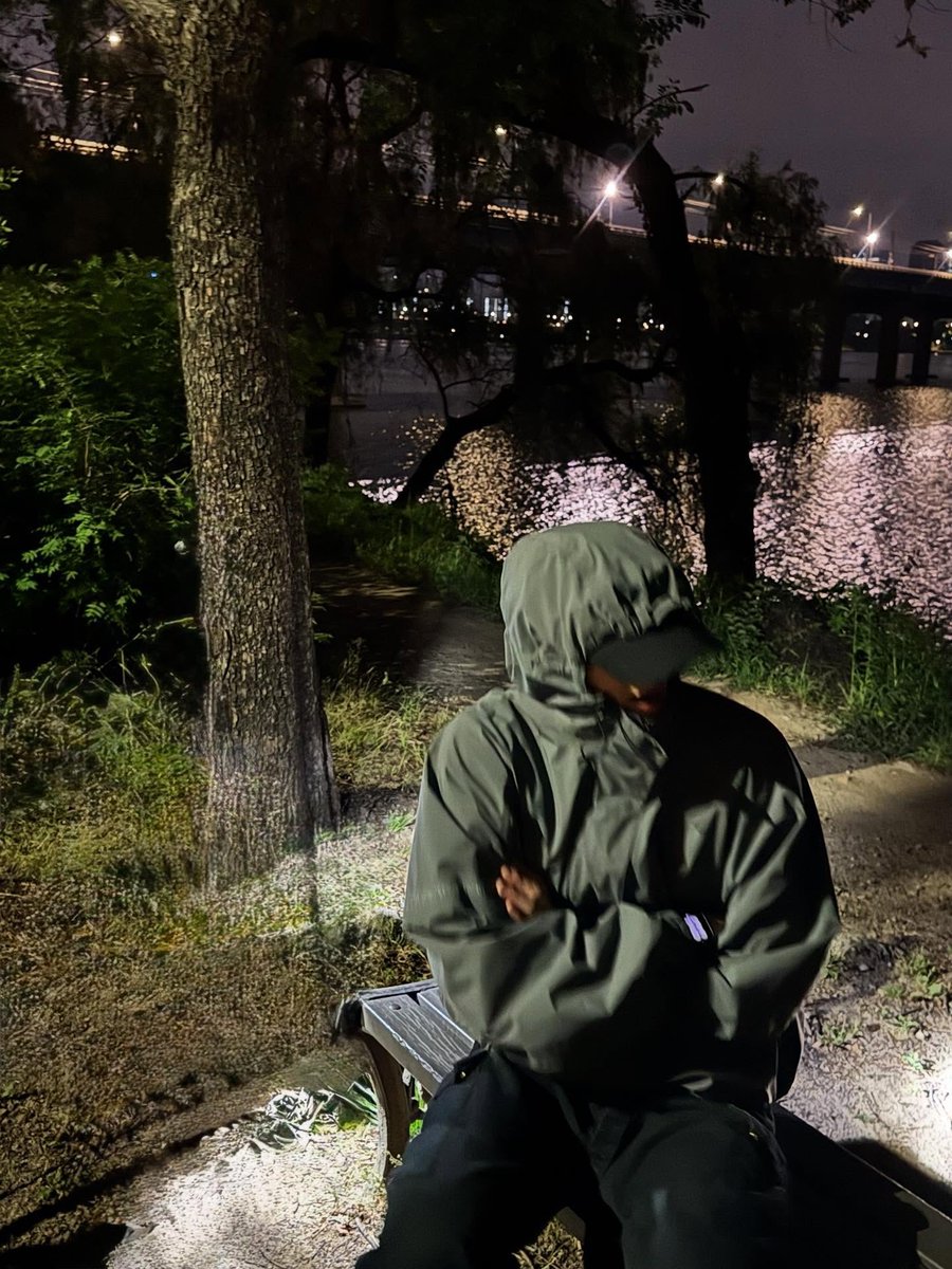 Another night, another riverside stroll. Just out here collecting good vibes, pretty pics, and a little moonlight magic to show off.