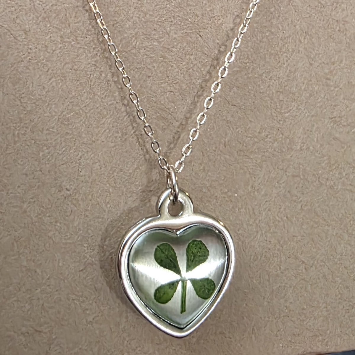 crzydemona's tweet image. The four leaf clover I bought after the concert in Busan. #Forestella #thewave #포레스텔라