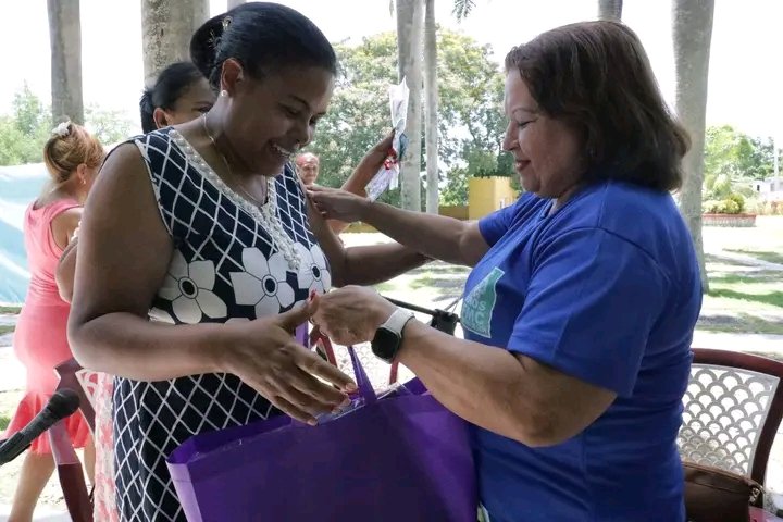 YudelkisOrtizB's tweet photo. "Y hoy se reúnen las mujeres y constituyen esta Federación de Mujeres Cubanas,unidas en esa palabra:cubanas,y unidas en esa bandera(...)Y se han unido para trabajar,para trabajar y para luchar; se han unido para todas las tareas que la Revolución nos trae...”
(Fidel)
#FMC50 https://t.co/I87JqY1J34