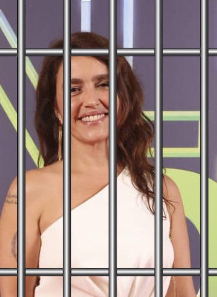 Quando um autor não tem competência pra escrever uma história interessante e coerente, ele precisa ficar recorrendo a esse tipo de alternativa pobre e tacanha que é de fazer a protagonista viver sempre num eterno martírio. O que me impressiona é que a Tonhona Dias recebeu uma