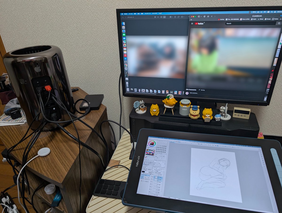 kakesukun's tweet photo. macpro2013鉄仮面様でイラスト作成環境。22インチのディスプレィに参考資料を表示して YoutubeやTeverを見ながらXp-penの15インチの液タブで女の子のイラスト描いてる。これかなり快適だな。鉄仮面様さすが #macpro2013 https://t.co/zhgUTygWcO