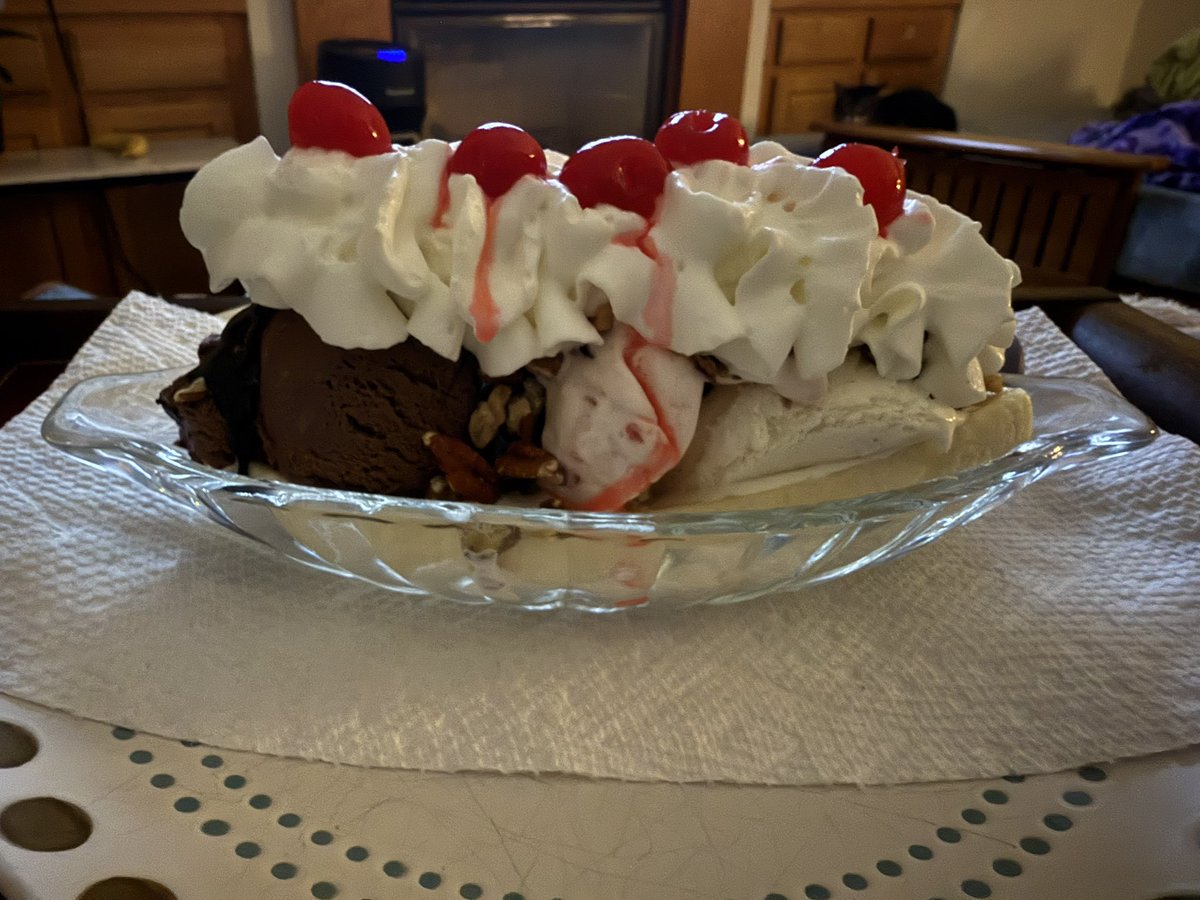 CHDAngelMom's tweet photo. #BadDogs in the Weinmann House…. #BananaSplits #OnPatrolLive #EntreeAndDessert @OfficialOPLive @ReelzChannel @WeinmannMarc #DessertOfTheNight https://t.co/P7qBpAs3Dp