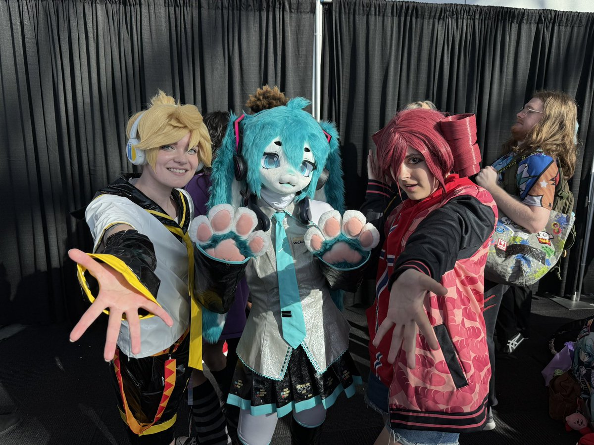 YaBoyHaunter's tweet photo. Met this absolute icon today! 🤩🐰
@mikusagi01 Thank you so much for taking these! Checked off a huge box I’ve had on my list all con! Can’t wait to see you at next week’s celebration!
#AnimeNYC #HatsuneMiku #Vocatwt #Mikusagi #KagamineLen #Teto https://t.co/Mc6tNjx6yM