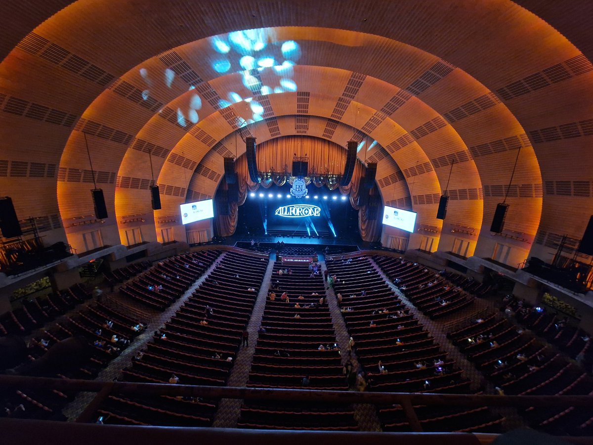 eeebhlin's tweet photo. Day 1 concert was absolutely amazing!!
Incredible performances, lots of crying (especially in Liz's songs) and so much energy in the crowd.
Super excited for Day 2!! #holoAllforOne https://t.co/DvHHY4b2EQ