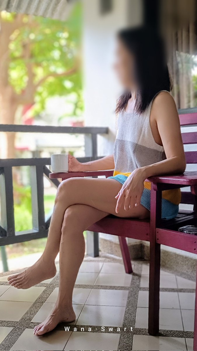 นั่งรับแสงอุ่น.. ยามรุ่งอรุณ.. 
จิบกาแฟรสนุ่ม.. ชุ่มคอ​ หอมชื่นใจ..