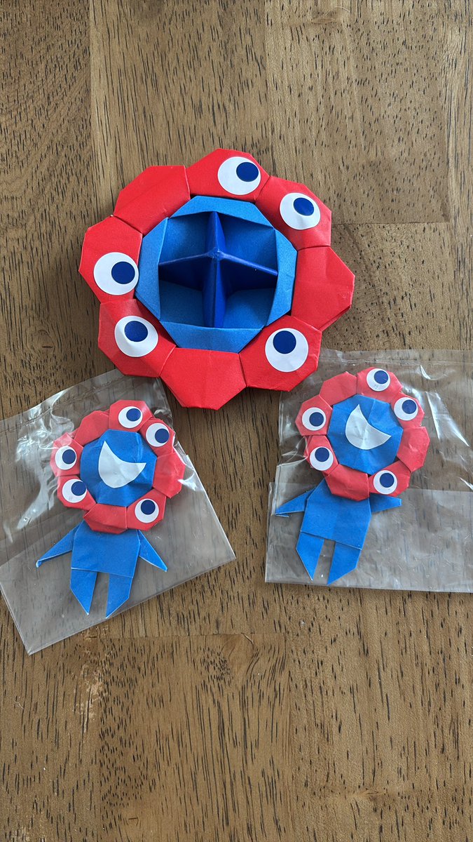 折り紙で作られたミャクミャクを母の友達から娘達にもらいました。

折り紙の技術とミャクミャク人気がすごいと思う。

#ミャクミャク