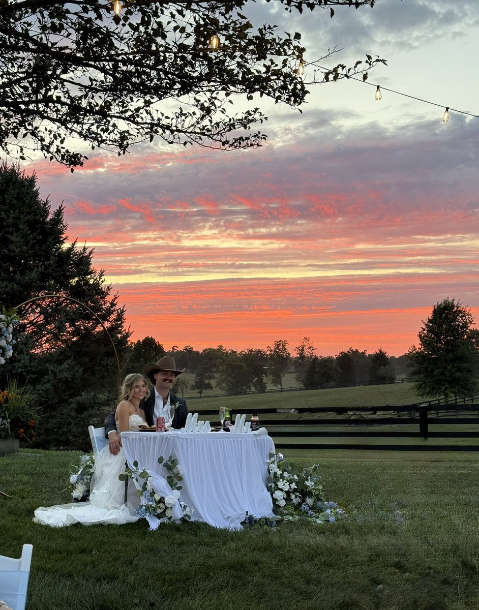 Nice day for a white wedding day in Kentucky 🎶 #kywx #bourboncountyky <a href="/Kentuckyweather/">Chris Bailey</a> #sunset