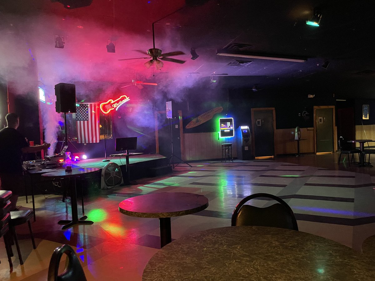 mars_eve's tweet photo. AI AT A LOCAL TEXAS BAR!
#AIyall #TexasAF #karaoke https://t.co/CeoMfoEcZU