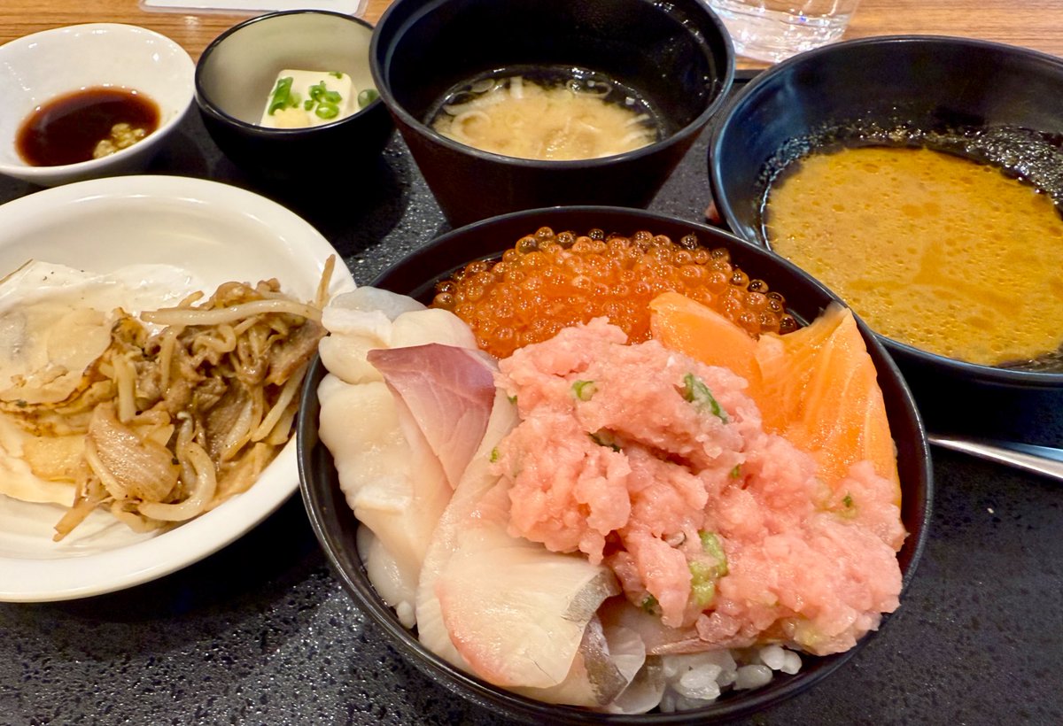 以前ドーミーインの広報の方がPodcastにゲスト出演してくれた際、「全店舗で最強」とおっしゃっていたドーミーインPremium札幌の朝飯が最強でした。
最強すぎて文フリには遅刻してます。