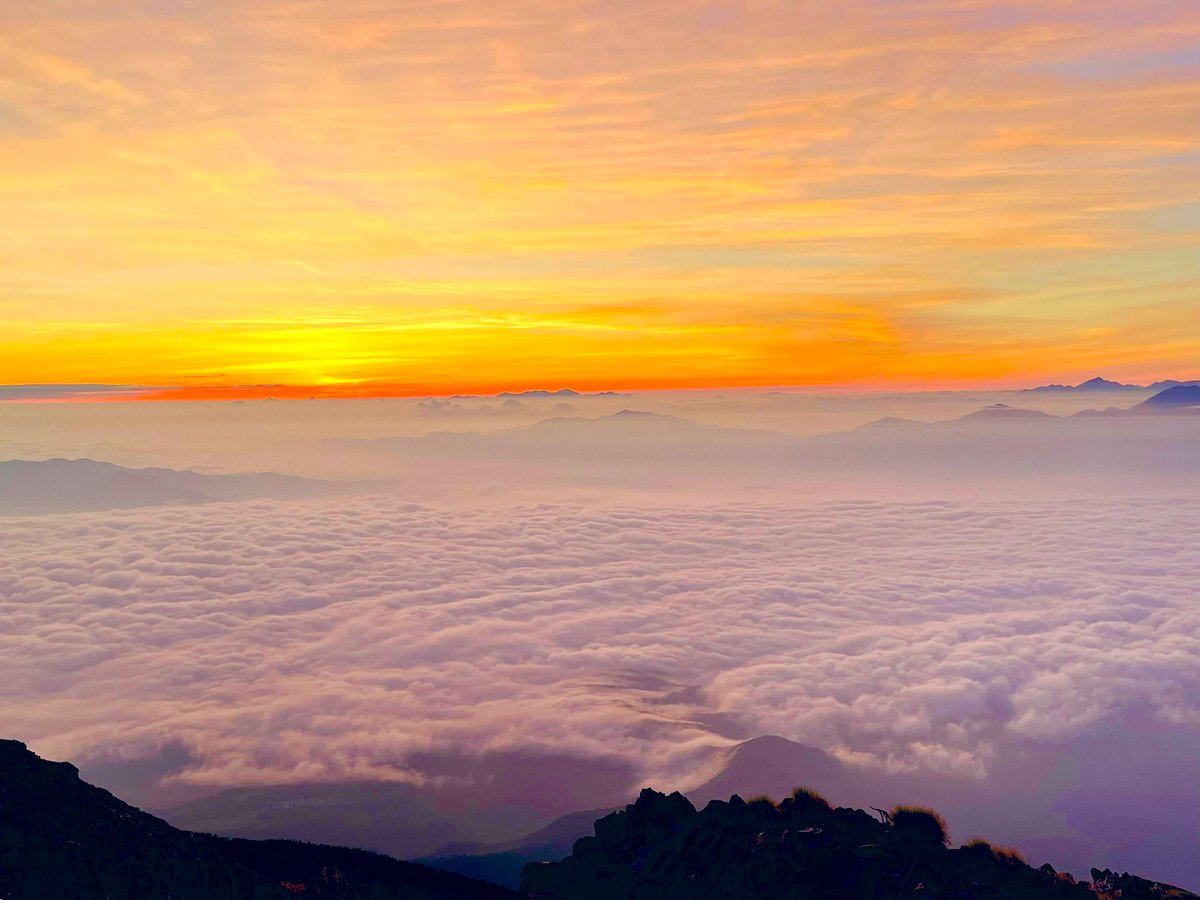 初めて登った御嶽山で見た、雲海と朝日が素晴らしかったです✨