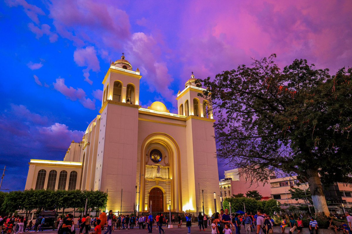 MITURElSalvador's tweet photo. 🤩Así se vivió el atardecer de este sábado en el Centro Histórico de San Salvador, uno de los destinos más visitados por las familias. 🌇 https://t.co/rZF8M8rLAR
