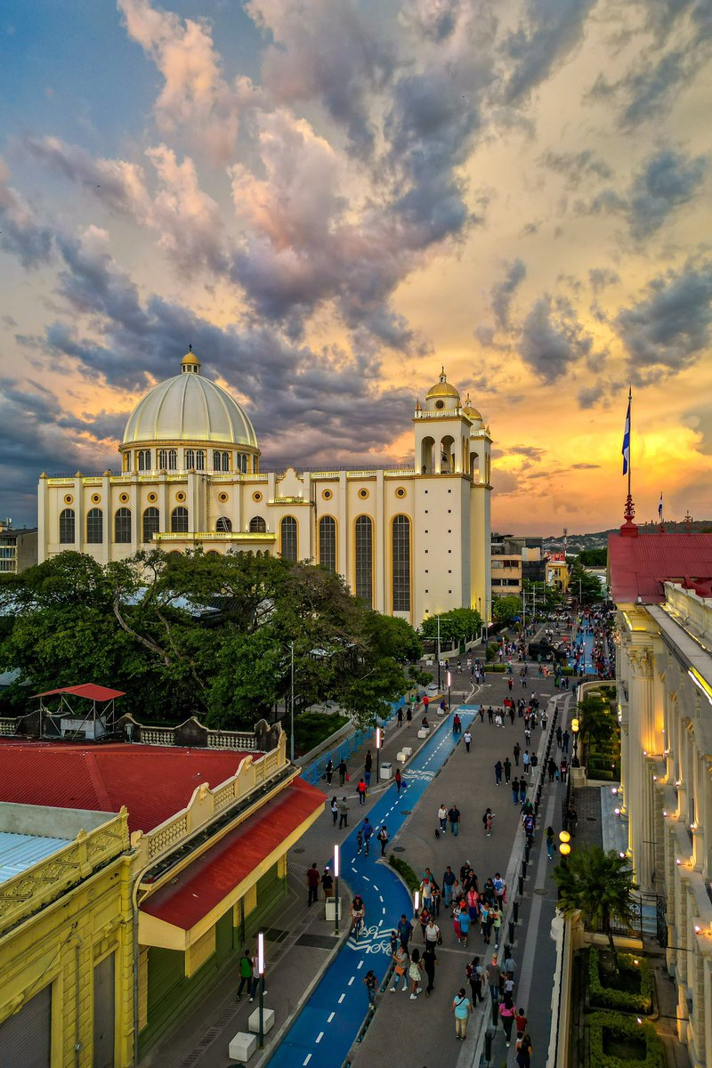 MITURElSalvador's tweet photo. 🤩Así se vivió el atardecer de este sábado en el Centro Histórico de San Salvador, uno de los destinos más visitados por las familias. 🌇 https://t.co/rZF8M8rLAR