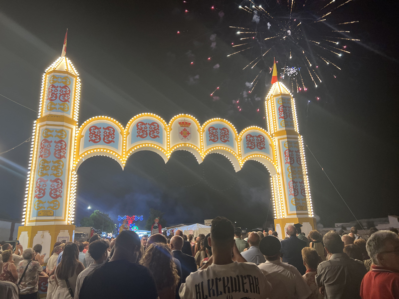 𝗔𝗹𝗺𝗮𝗴𝗿𝗼 𝘆𝗮 𝗲𝘀𝘁á 𝗱𝗲 𝗙𝗲𝗿𝗶𝗮!📷
La noche del 23 de agosto marca el inicio de 5 días de reencuentros y tradición. Lucas Calzado, almagreño de corazón, abrió las fiestas. Min. antes, Clara Fdez, Sara Fúnez y Gloria del Río  eran coronadas como reina y damas 2025.
📷