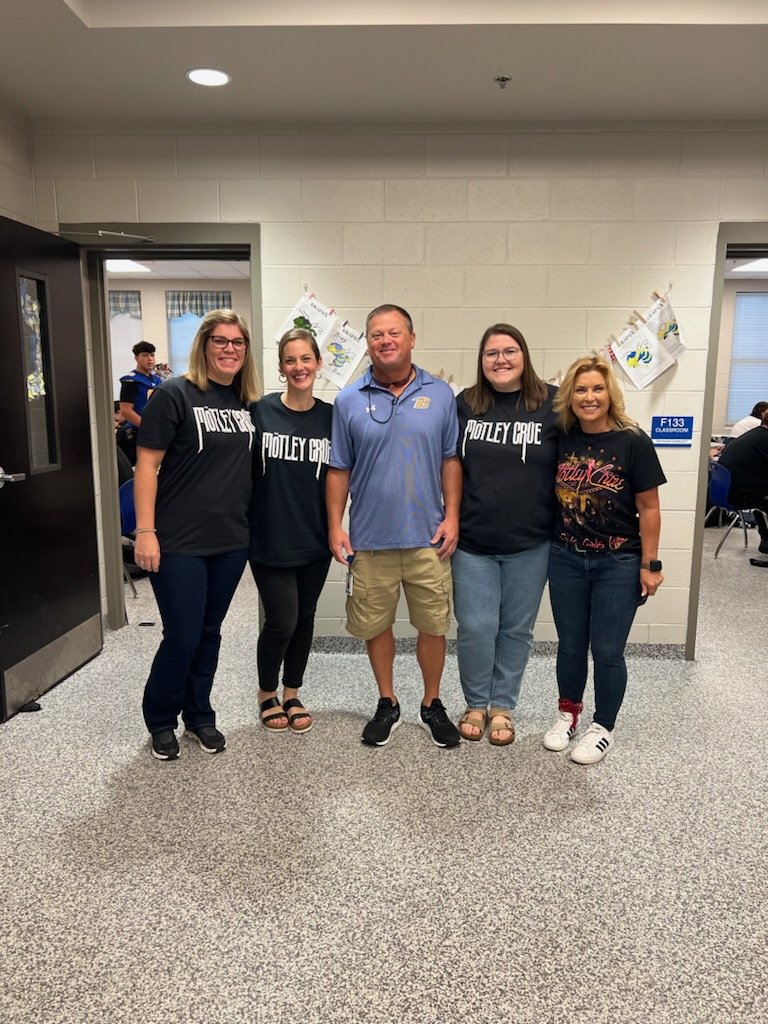 beauregard_hs's tweet photo. 🎸💙💛 Friday Night Lights got LOUD! This week’s theme was We’re a Motley Crew! 🤘 Everyone rocked their favorite concert tee and show that Hornet spirit! 🐝 #FridayNightLights #OneHive #HornetPride https://t.co/4gMGeGy33h